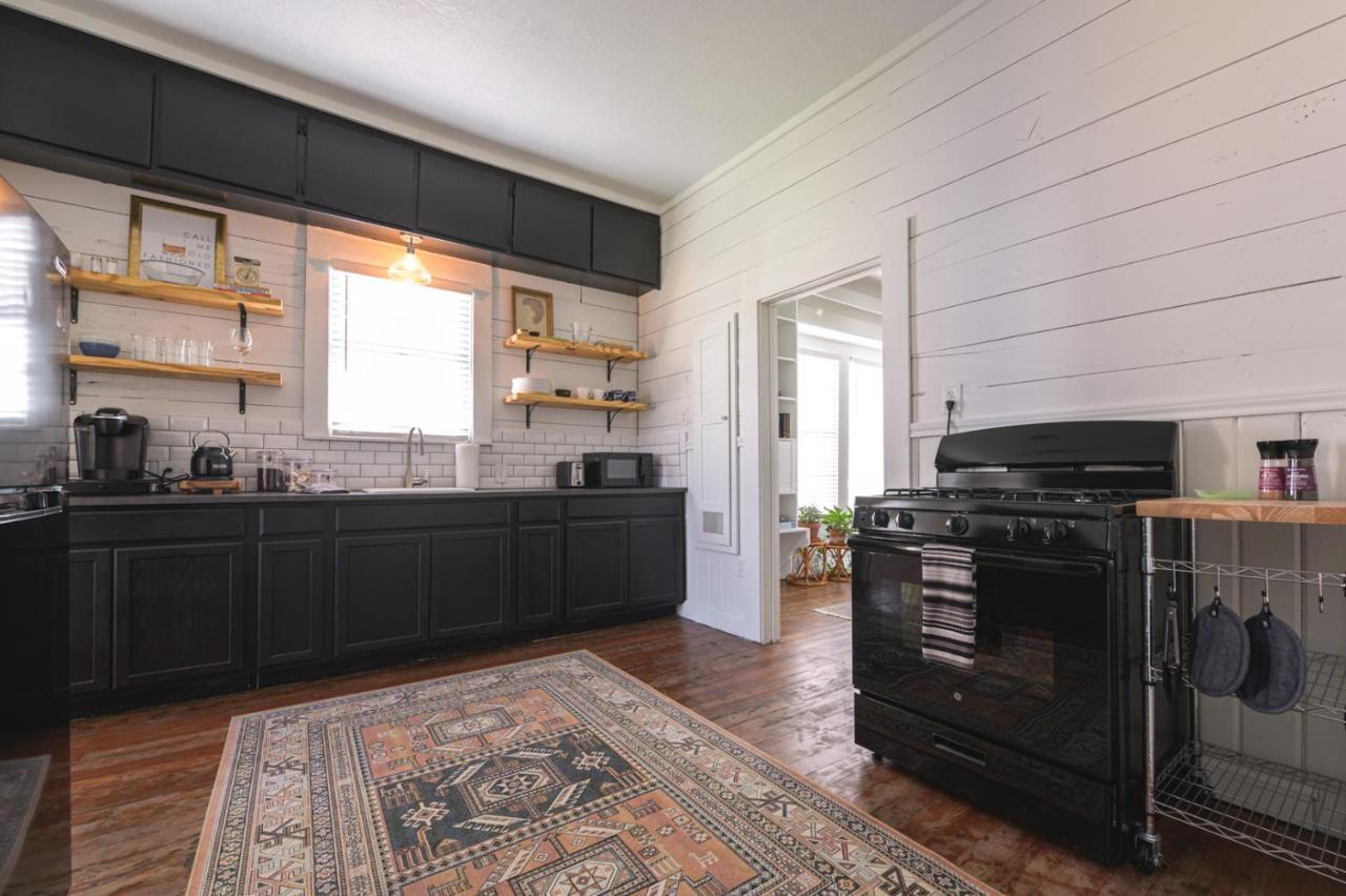 Restored 1930S Uptown Bungalow 2 Min. To Magnolia 웨이코 외부 사진