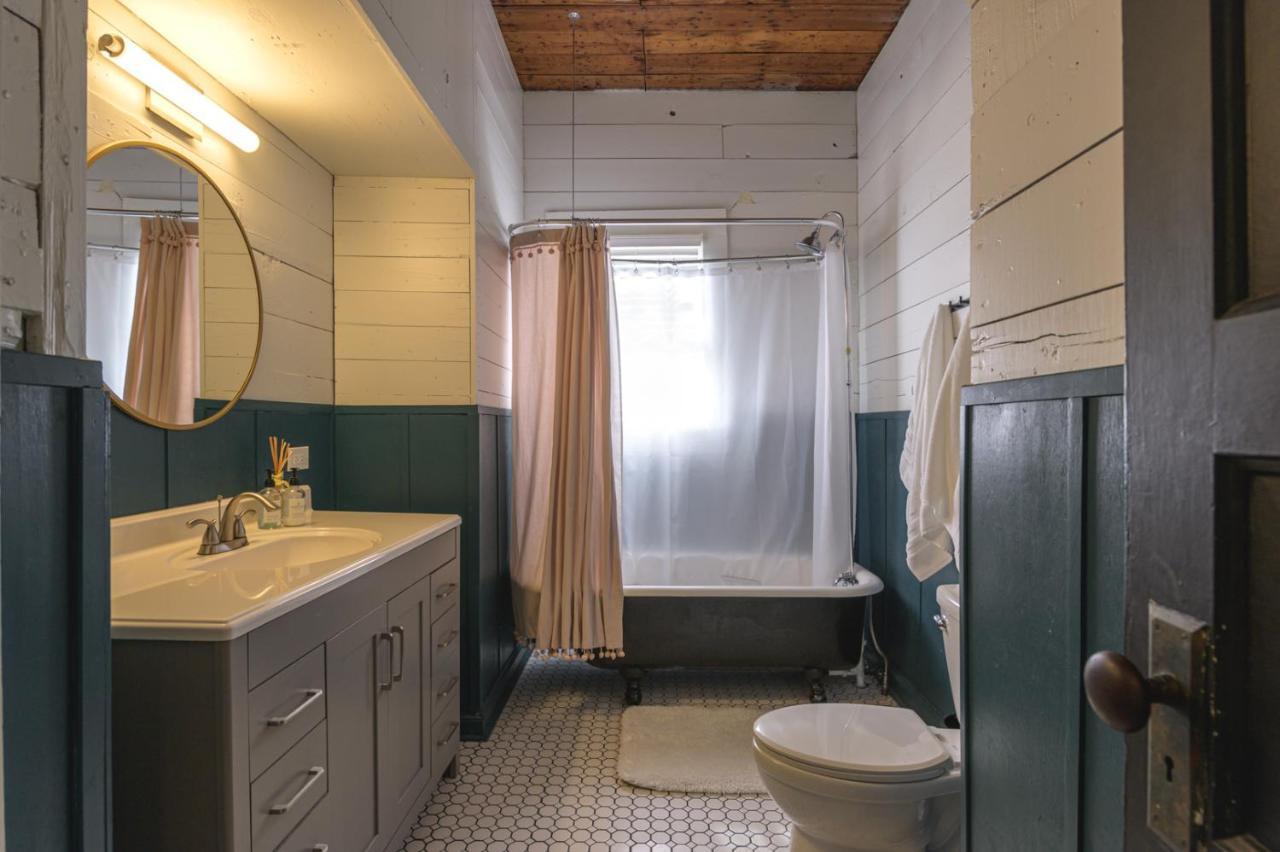 Restored 1930S Uptown Bungalow 2 Min. To Magnolia 웨이코 외부 사진